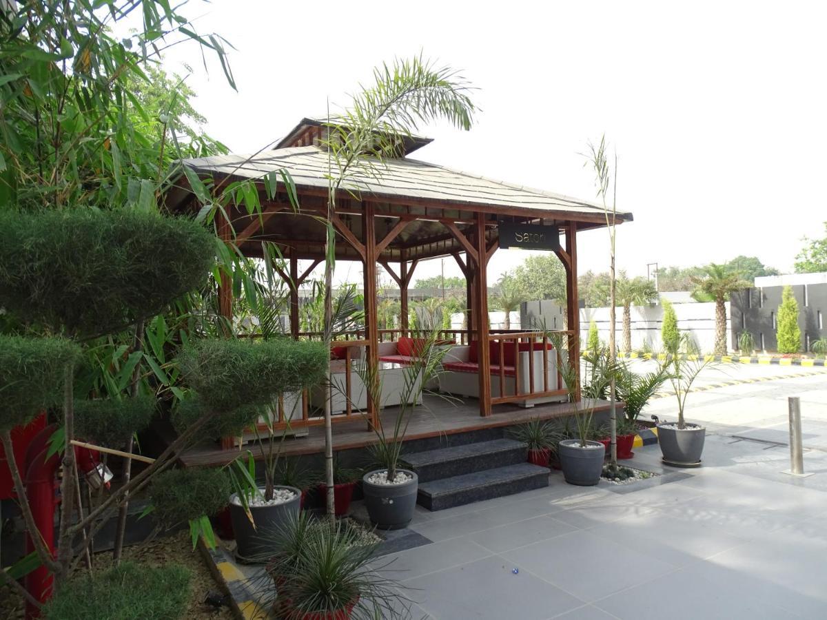 The Grand Arc Hotel & Convention Centre Shahjahanpur エクステリア 写真